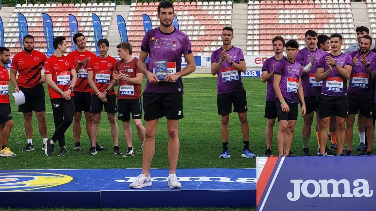 Quique Llopis Doménech, en el podio, con el trofeo de MVA de la final de clubs de la élite española