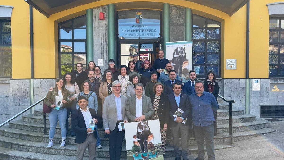 Foto de familia de la presentación, Marcos Niño, José Ramón Ardines, Eva Pando, Gustavo Martínez Pañeda y Joaquín Alcalde, en la primera fila.