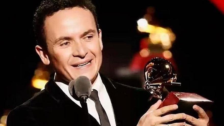 Fonseca, con uno de los Grammy Latino que ha ganado.