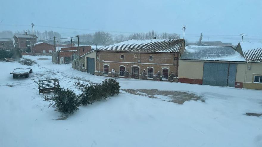 Una calle de Guarrate cubierta de nieve.