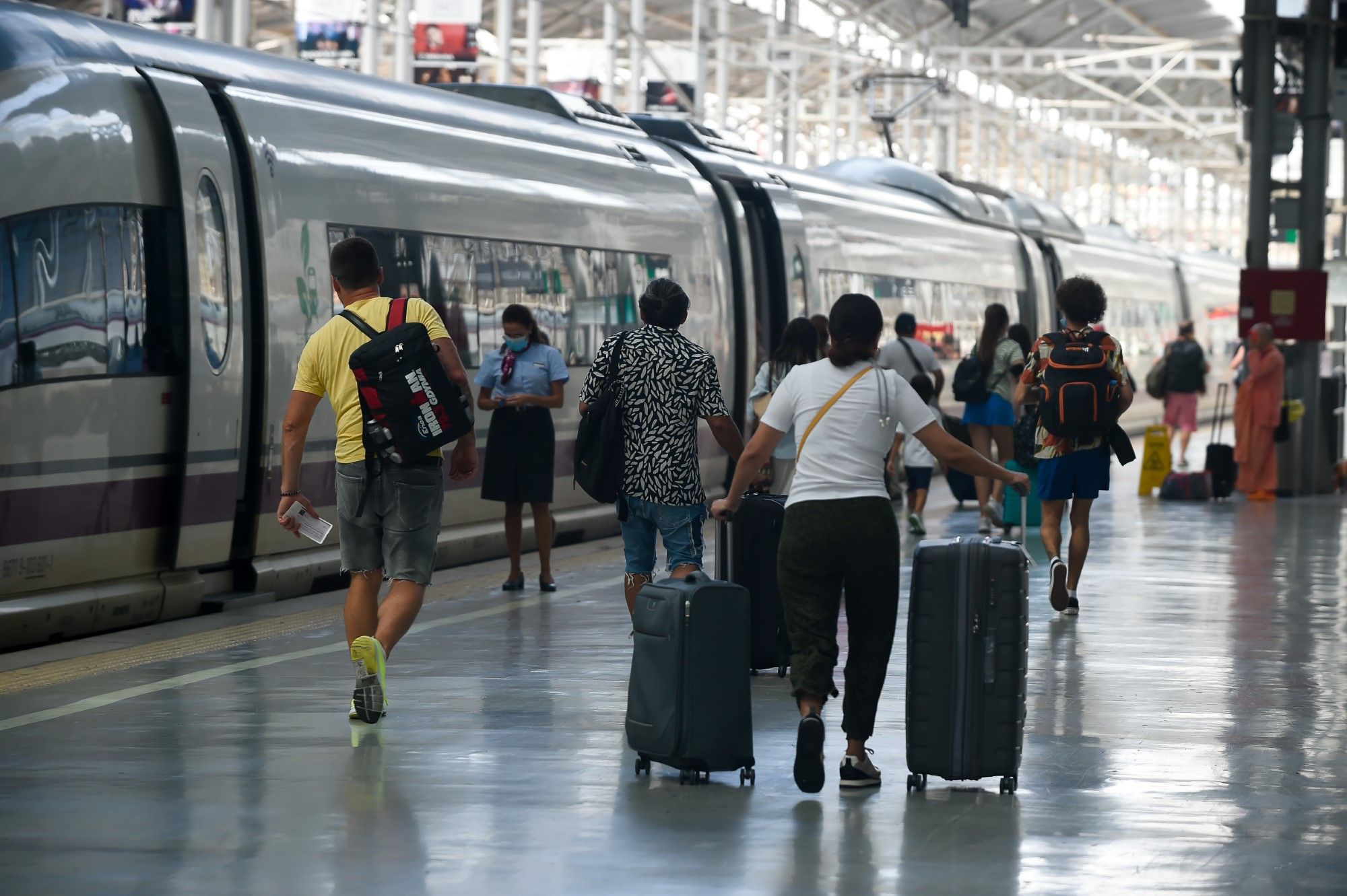 Ya se pueden adquirir los nuevos abonos gratuitos del Cercanías en la estación María Zambrano