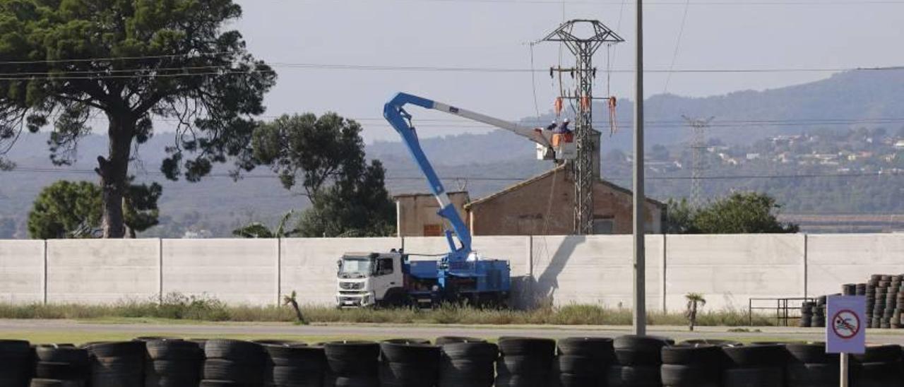 El circuito de Guadassuar retira la línea eléctrica para forzar la reapertura