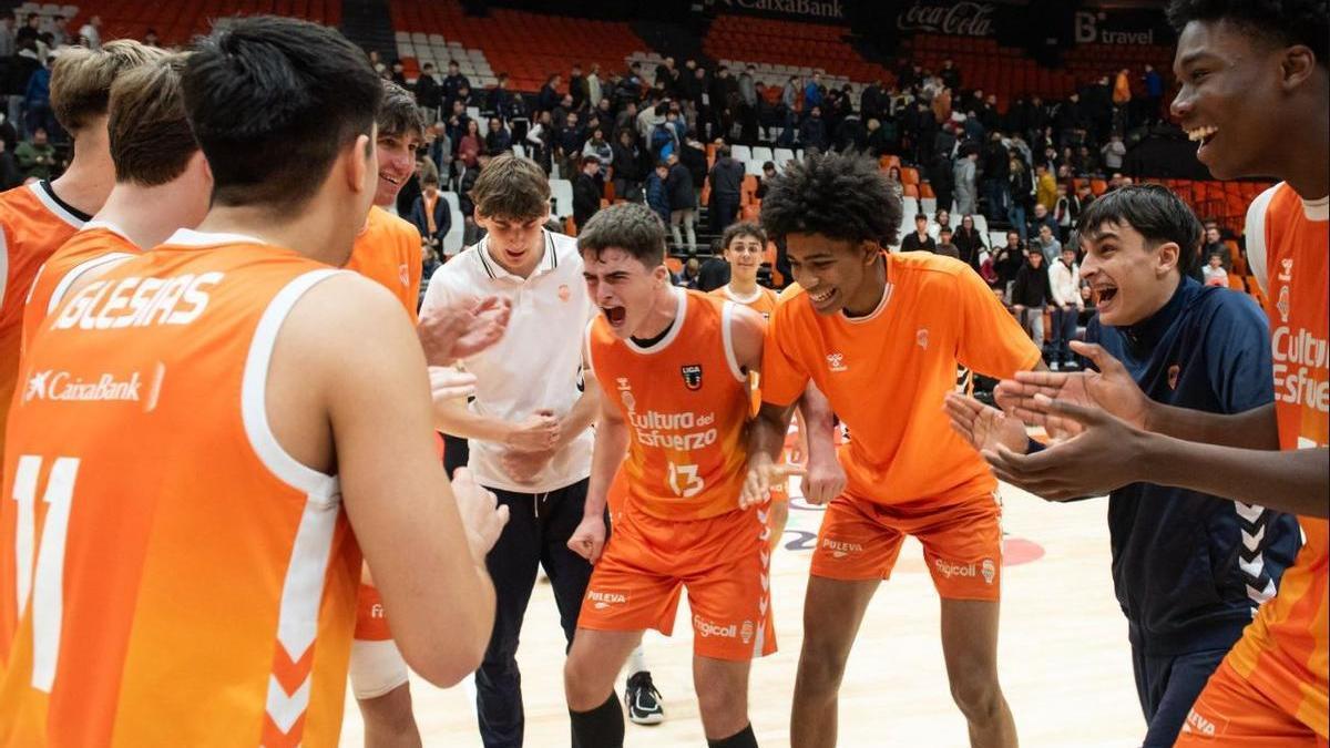Celebración de los jugadores del Valencia Basket tras la victoria ante el Unicaja.