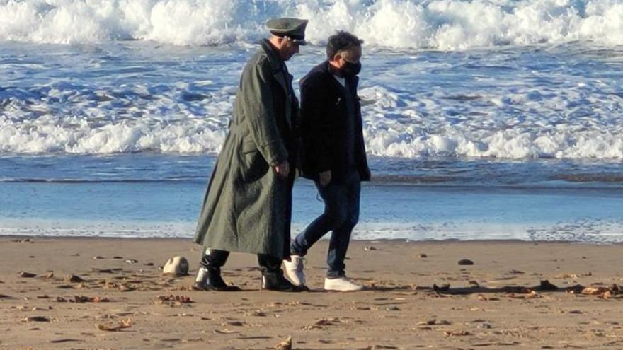 José Antonio Quirós da indicaciones a José Carlos Riaño, caracterizado como teniente de las Waffen SS, en  playa de Vega, en Ribadesella.