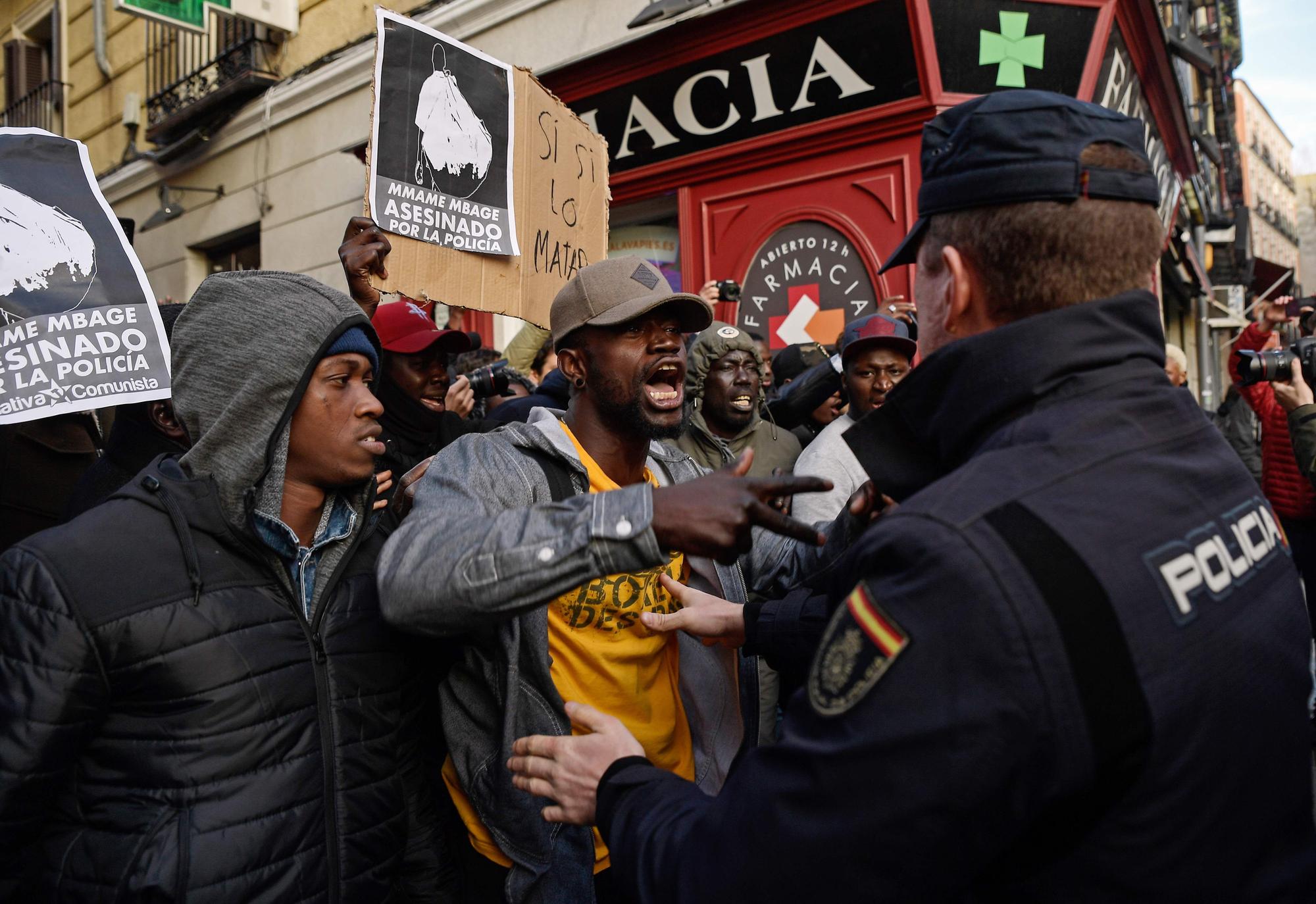 Varios manifestantes se enfrentan a la Policía en una concentración por la muerte de Mame Mbaye.