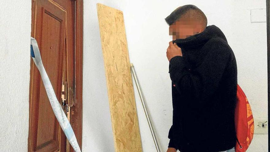 Un vecino de Colonia Requena se tapa la cara por el mal olor en la puerta de la casa del fallecido.