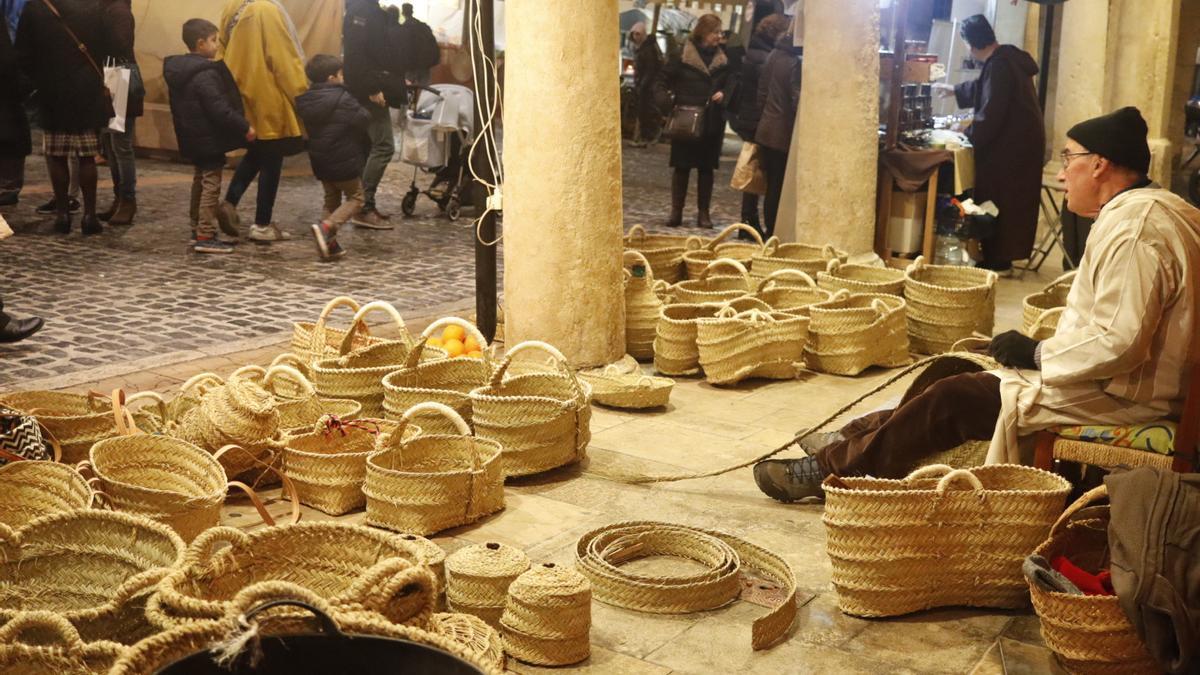 Un puesto de productos de artesanía de esparto en el Mercat Medieval de Xàtiva, en una edición pasada.
