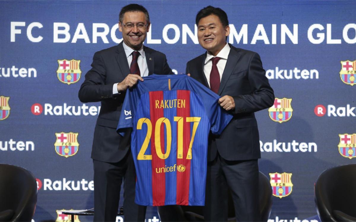 El presidente del Barça Josep Maria Bartomeu, e Hiroshi Mikitani, fundado y CEO de Rakuten, en la presentación del acuerdo de patrocinio celebrado en Barcelona