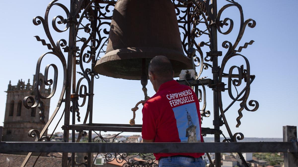 La campana torera de Fermoselle, que anuncia el inicio de los actos festivos en la Plaza Mayor.
