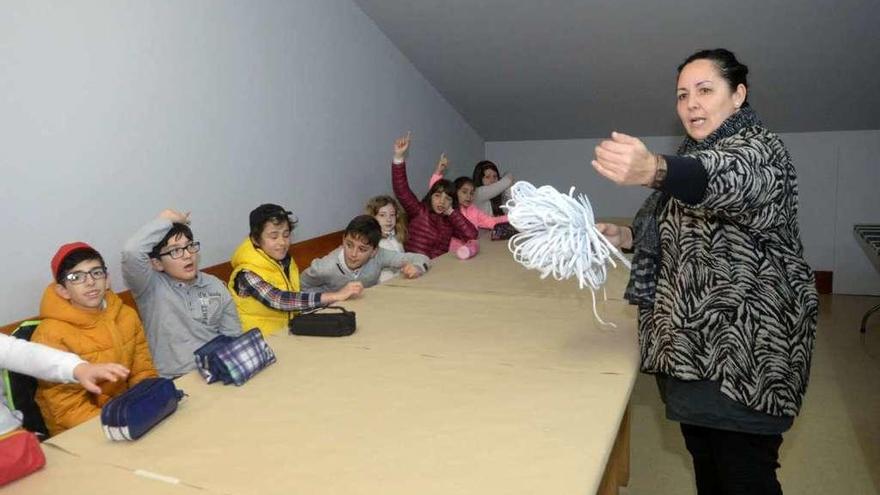 Cristina Sierra Villegas con niños participantes en uno de los talleres. // Noé Parga