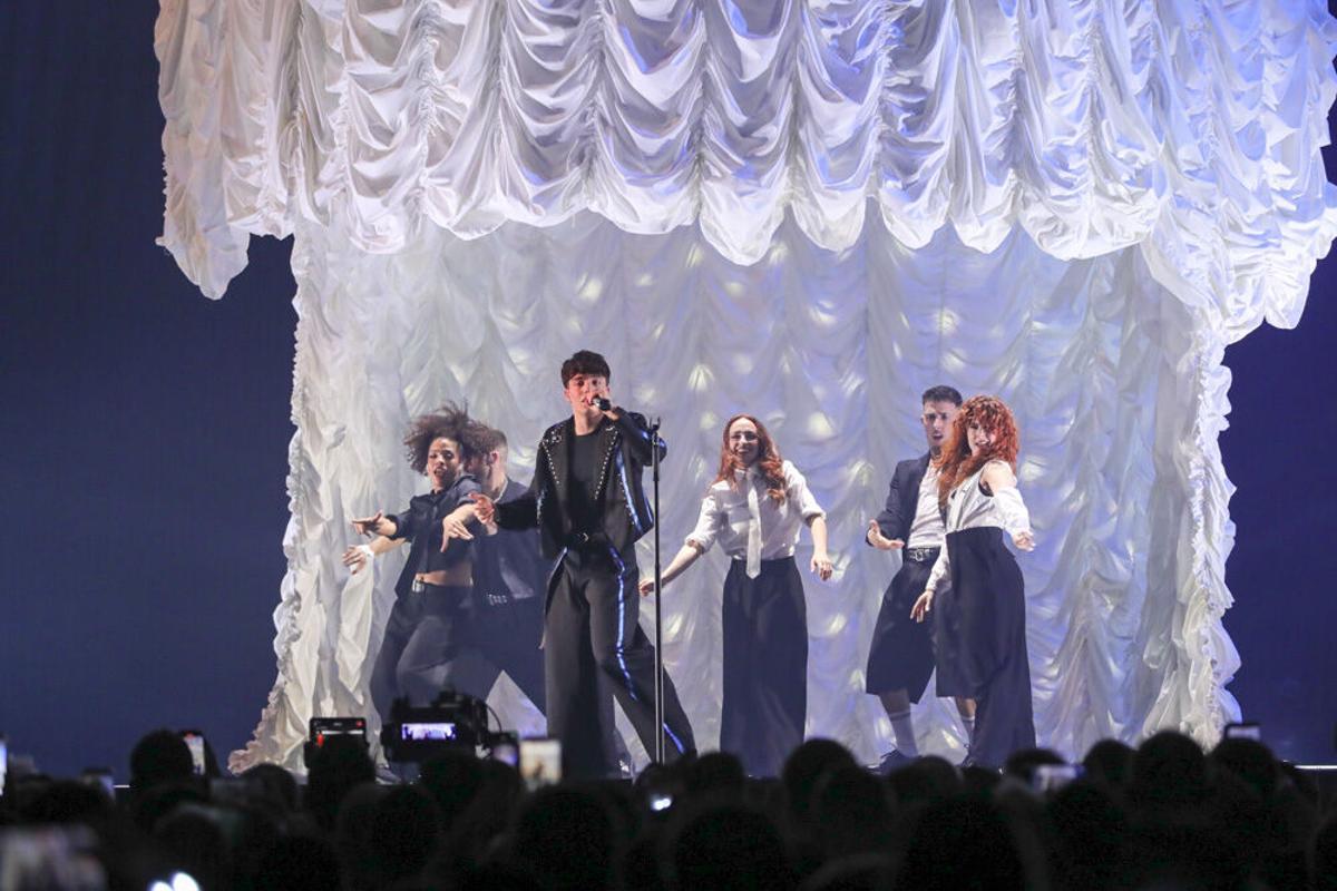 El cantante Izan Llunas durante su actuación en la primera semifinal del Benidorm Fest. El cantante Izan Llunas durante su actuación en la primera semifinal del Benidorm Fest.