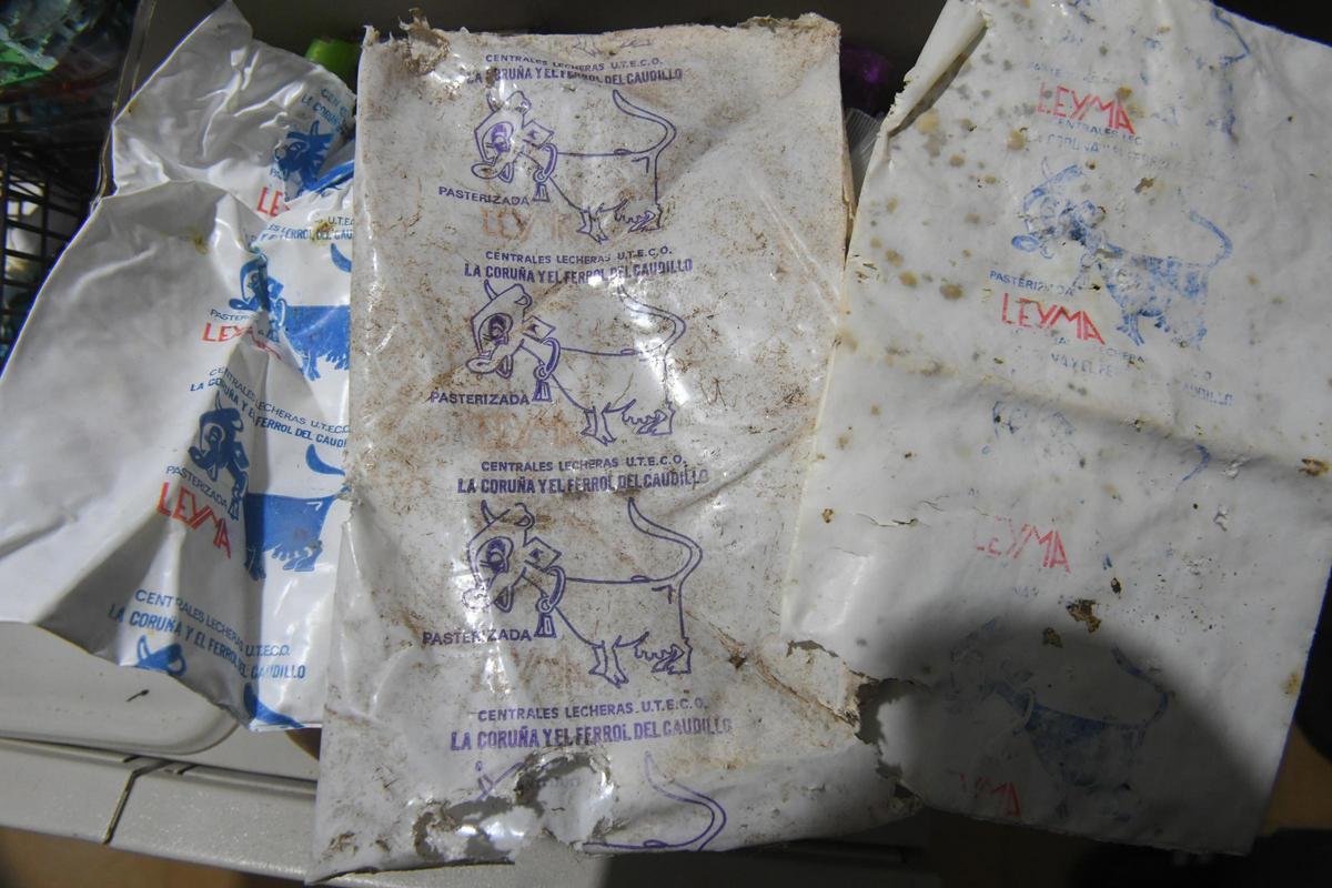 Bolsas de leche con la inscripción &quot;La Coruña y El Ferrol del Caudillo&quot;