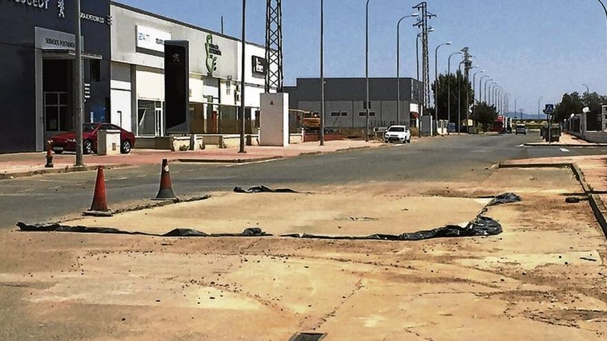 Renuevan por obseleta la red de abastecimiento de la calle Industria de Almendralejo