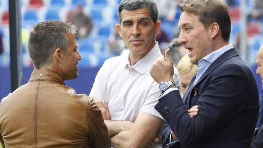 Tito, Muñiz y Quico Catalán conversan antes de un partido en el Ciutat de València.