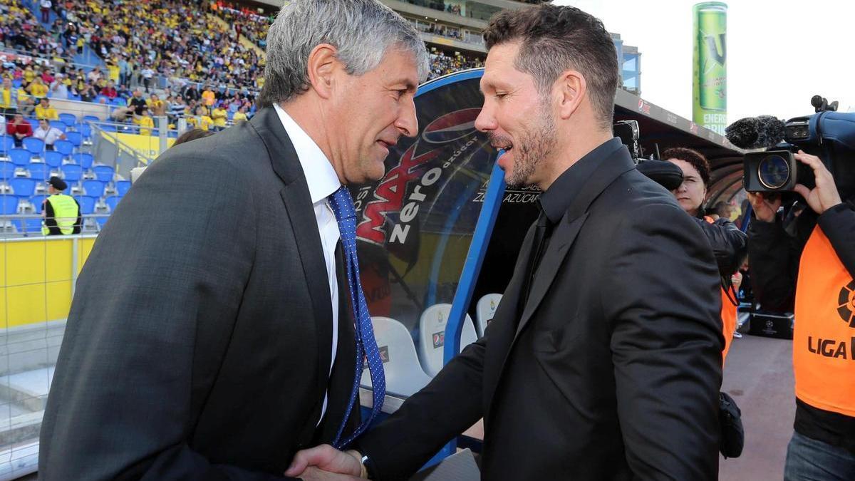 Quique Setién y Diego Pablo Simeone se saludan antes de un encuentro.