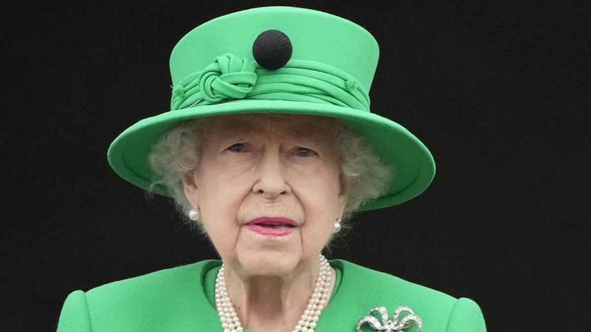 Viral | El 'tierra trágame' de la revista 'Hello!', con Isabel II en su ...