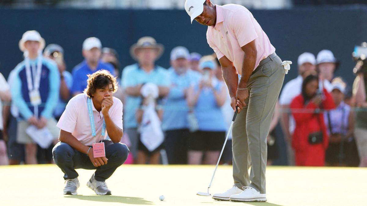 Tiger Woods y su hijo Charlie, en un entrenamiento en el US Open.