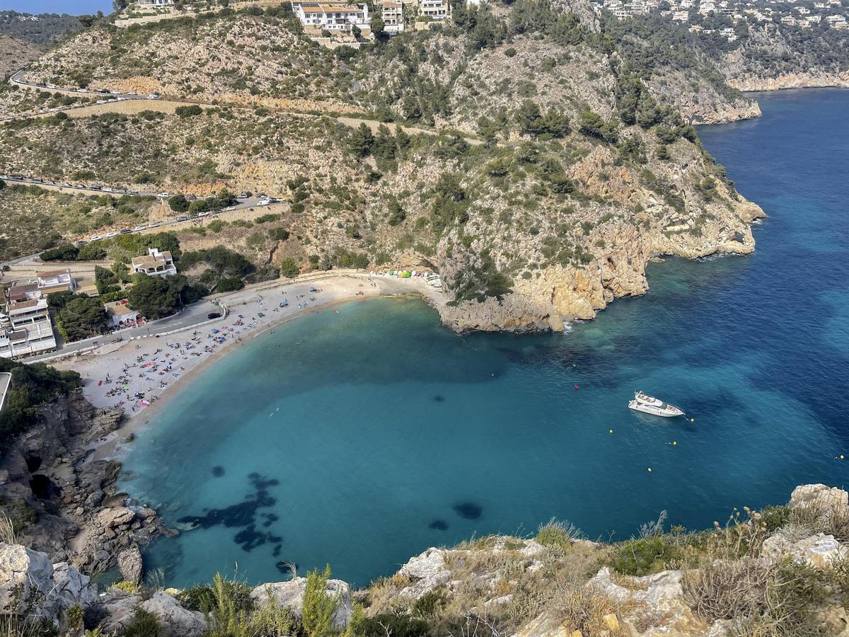 La Cala Granadella es considerada por muchos como la cala más bonita de toda la provincia.