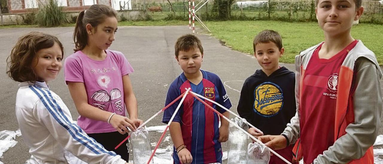 Los alumnos de Primaria montando el hórreo.