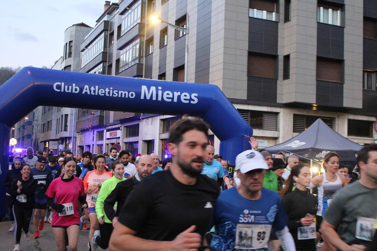 Todas las imágenes de la "San Silvestre" de Mieres: desde los más pequeños hasta los mayores, y con el "Grinch" siempre atento
