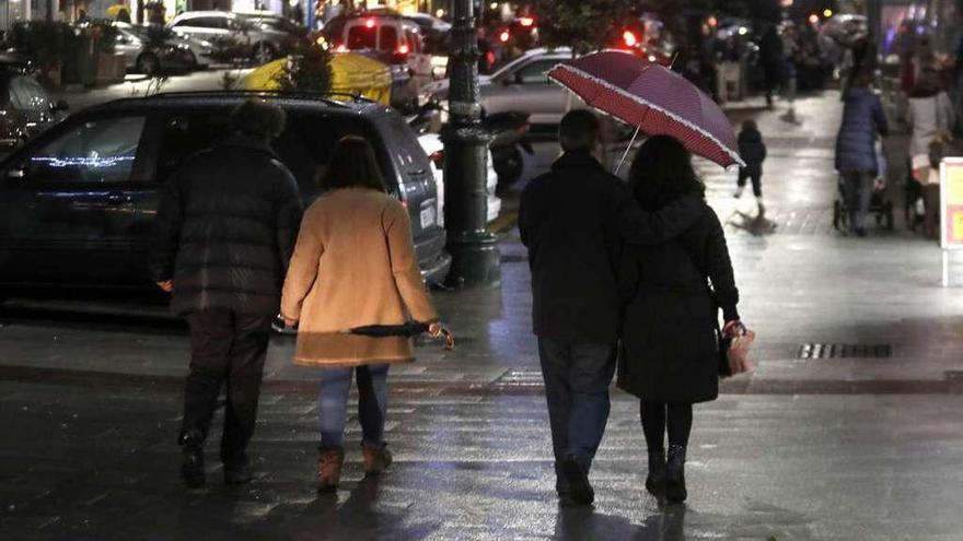 Las previsiones meteorológicas apuntan que las lluvias continuarán hoy y mañana en Vigo. // Alba Villar