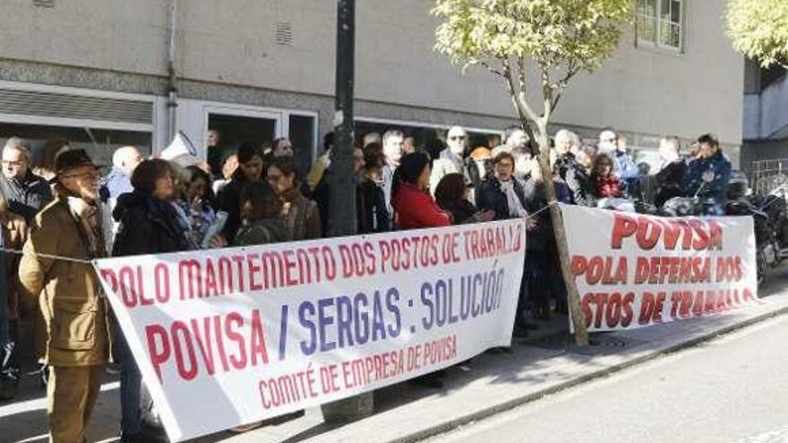 Una de las concentraciones de la plantilla ante el hospital. // A.Villar