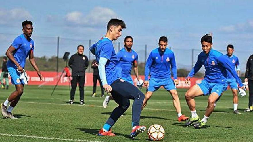 Valery controla la pilota durant l&#039;entrenament d&#039;ahir del Girona a La Vinya.