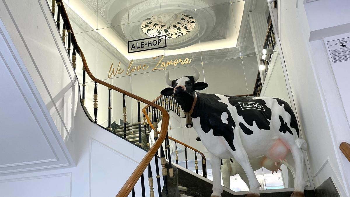 Otra de las vacas instaladas en el interior de la tienda de Ale-Hop.