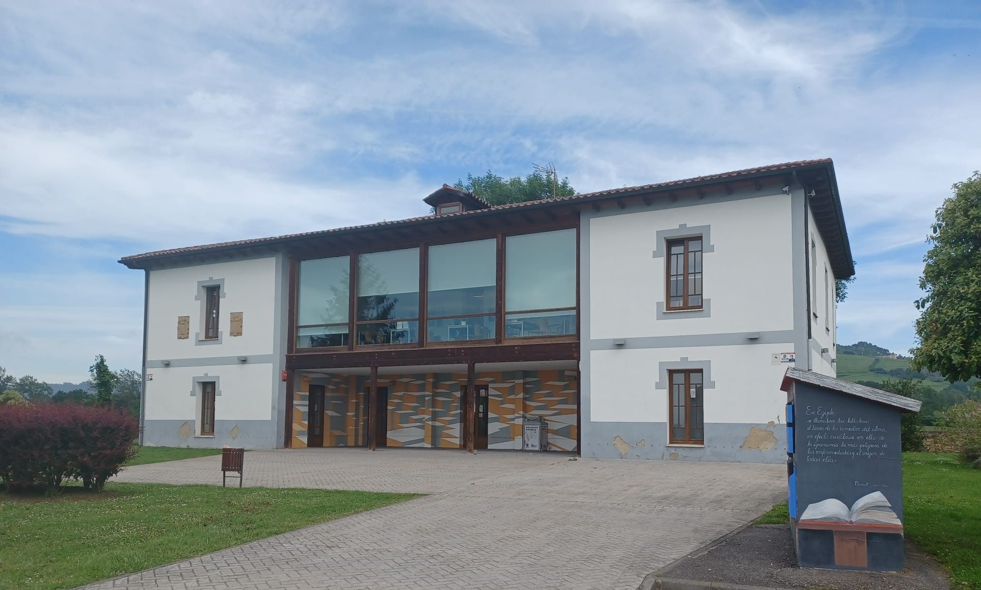 Leer en un palacio: así es la biblioteca de Lugo de Llanera, instalada en una casona del siglo XVII