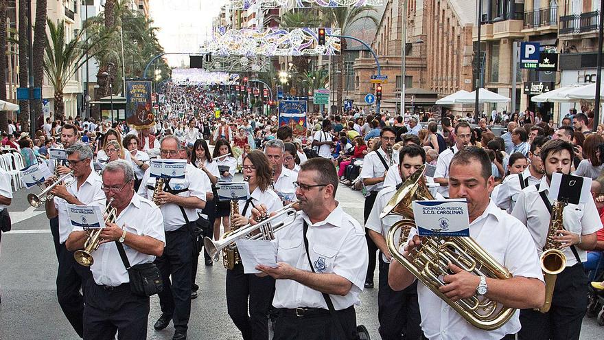 Las bandas y collas amenizan los desfiles, pasacalles o procesiones tocando piezas tradicionales.