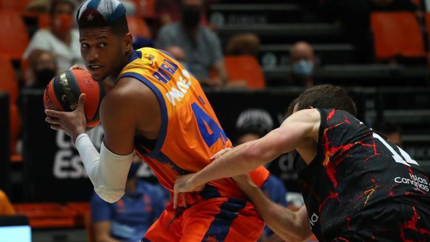 Jasiel Rivero en el partido de EuroCup que enfrentó al Valencia con el Gran Canaria. | FRANCISCO CALABUIG