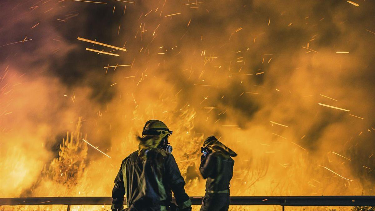 Operarios de las Brigadas de Refuerzo de Incendios Forestales luchan contra las llamas del incendio declarado la primera semana de agosto en Boiro (A Coruña).