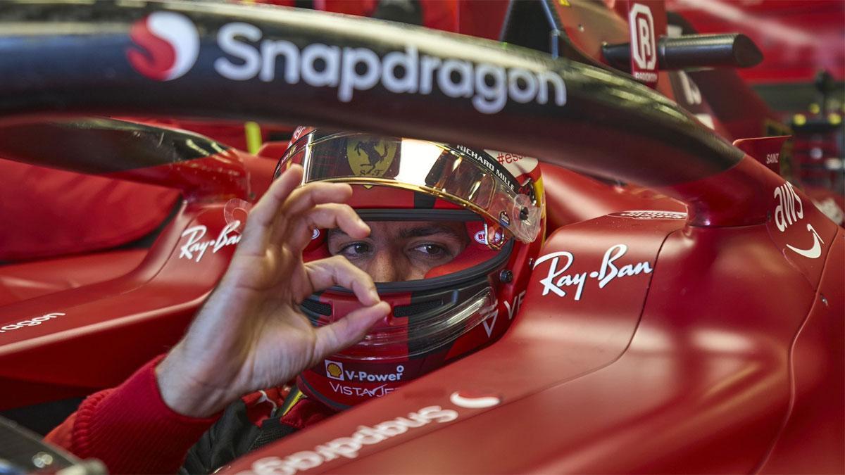 Sainz, antes de salir a pista con el Ferrari