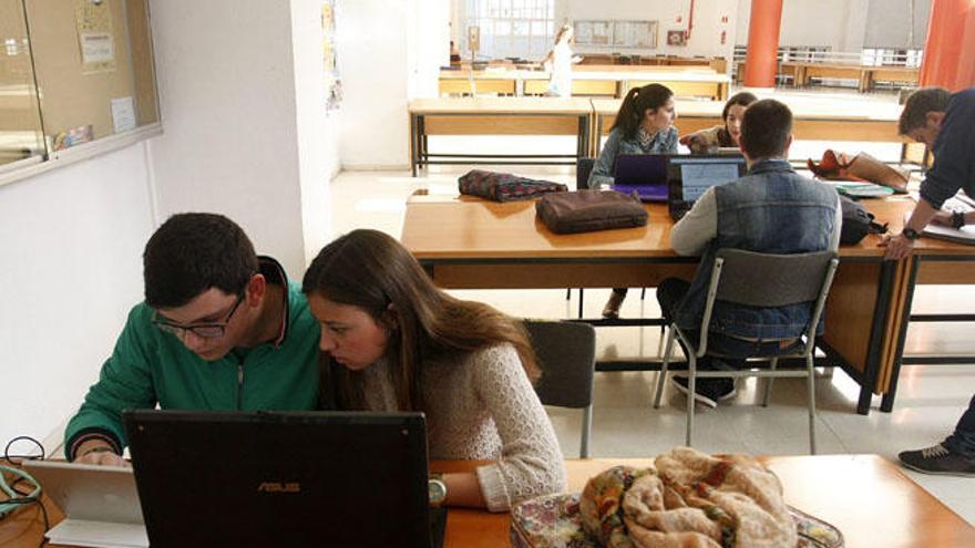 Un grupo de estudiantes en el campus de Teatinos.