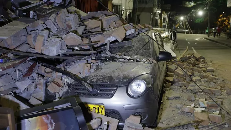 Trabajos de búsqueda de personas atrapadas en Pereira en la primera noche tras terremoto en Colombia