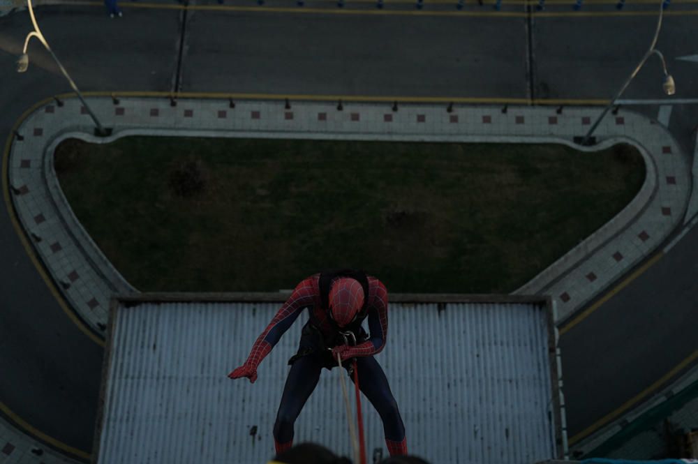 El Materno Infantil recibe la visita sorpresa de Spiderman