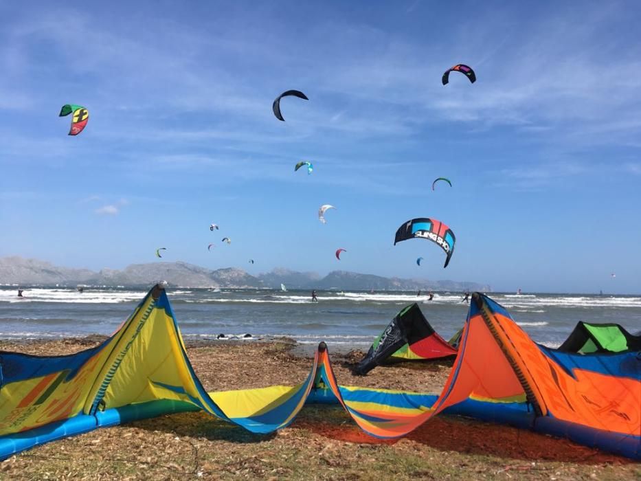 Medio centenar de kitesurfistas llenan la playa de es Barcarés de cometas