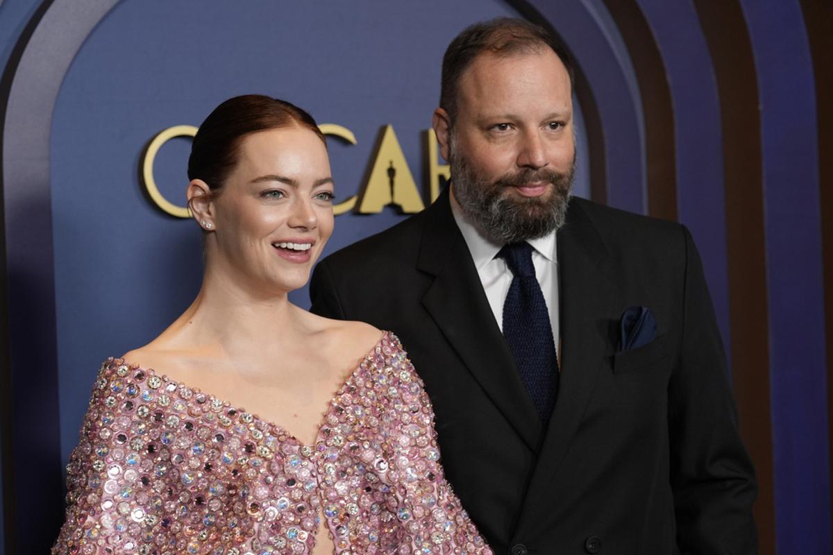 Yorgos Lanthimos con Emma Stone, la protagonista de 'Pobres criaturas'.