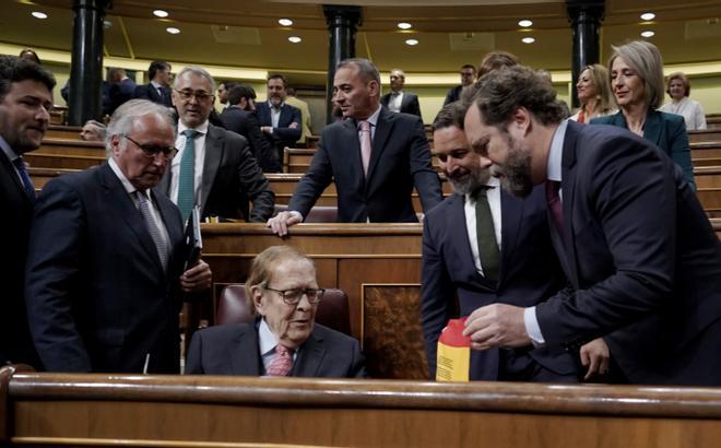 Ramón Tamames, sentado en el escaño del Congreso.