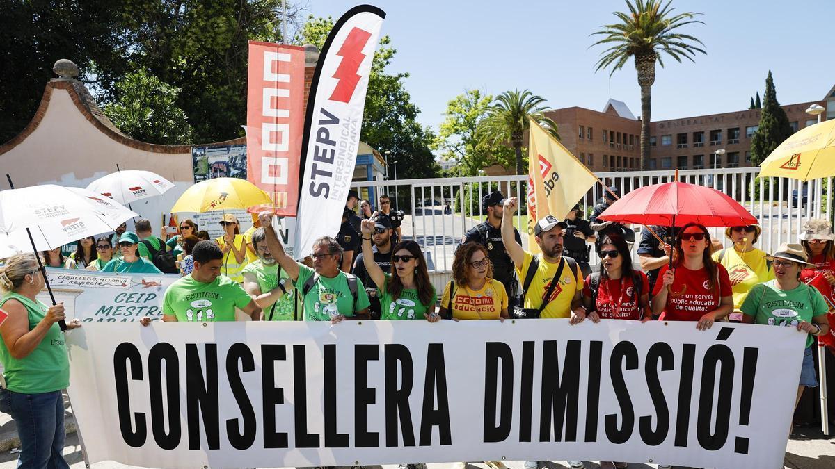 Unos 250 profesores correctores de la PAU en la Comunitat Valenciana amenazan con dimitir