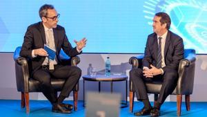De izquierda a dercha, el periodista económico de Prensa Pablo Allendesalazar junto a Peio Belausteguigoitia, country manager de BBVA España.