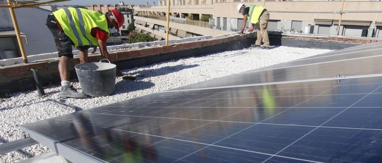 Instalación de placas solares en un edificio de viviendas del barrio de Moreras en Córdoba.