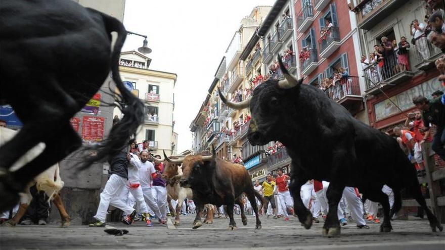 Rápido, noble y limpio encierro de los toros de Victoriano en San Fermín
