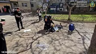 Las desgarradoras imágenes de un hombre llorando sobre el cadáver de su madre tras un bombardeo ruso a la ciudad de Jersón