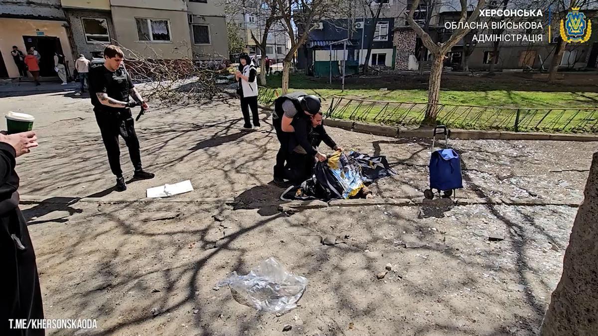 RUSIA JERSÓN UCRANIA GUERRA | Las desgarradoras imágenes de un hombre llorando sobre el cadáver de su madre tras un bombardeo ruso a la ciudad de Jersón