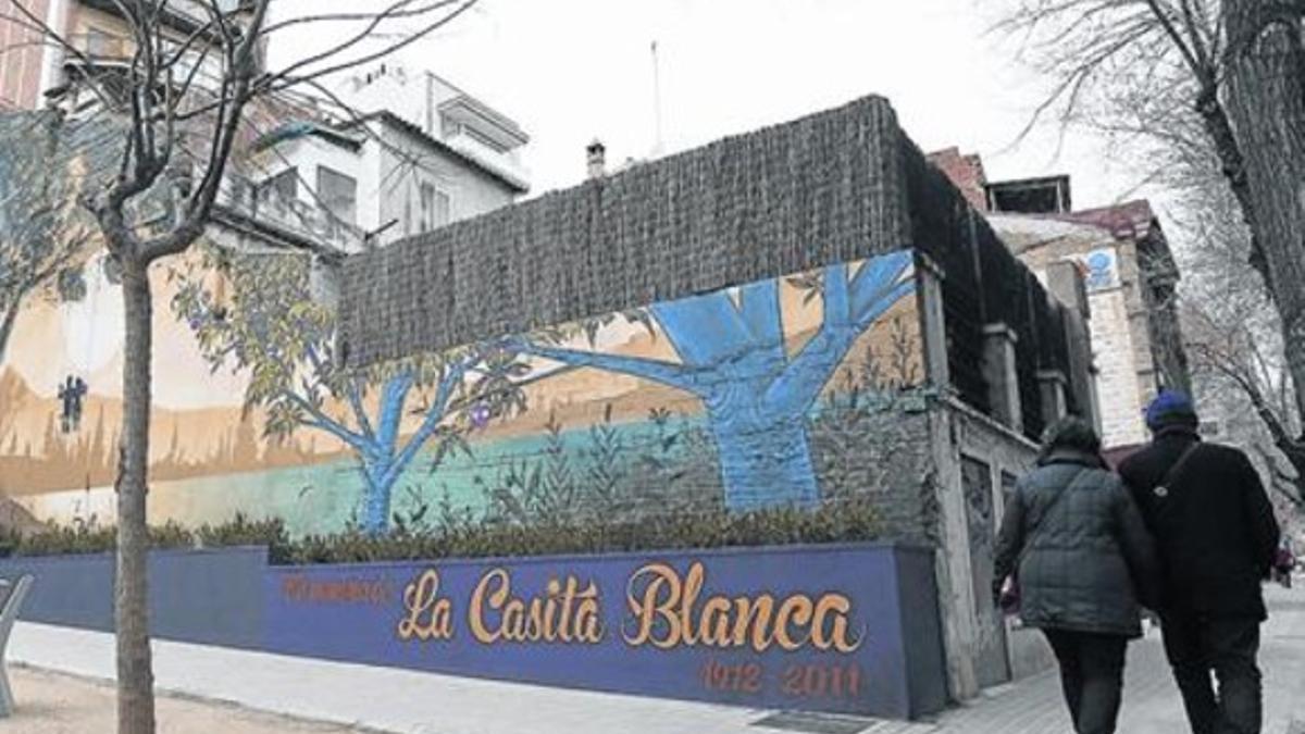 La placita de lo que un día fue la Casita Blanca, con el mural en memoria de aquel local casi centenario.