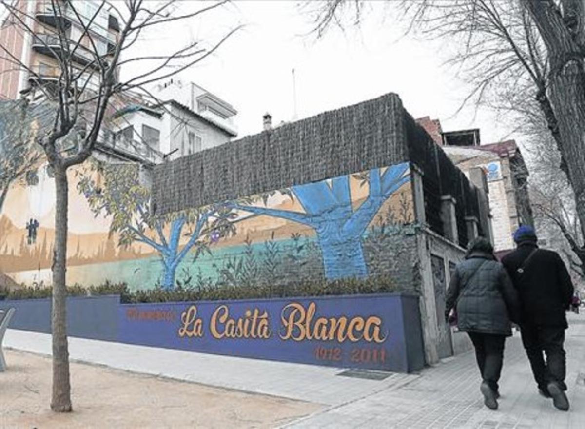 La placeta del que un dia va ser la Casita Blanca, amb el mural en memòria d’aquell local gairebé centenari. La placeta del que un dia va ser la Casita Blanca, amb el mural en memòria d’aquell local gairebé centenari.