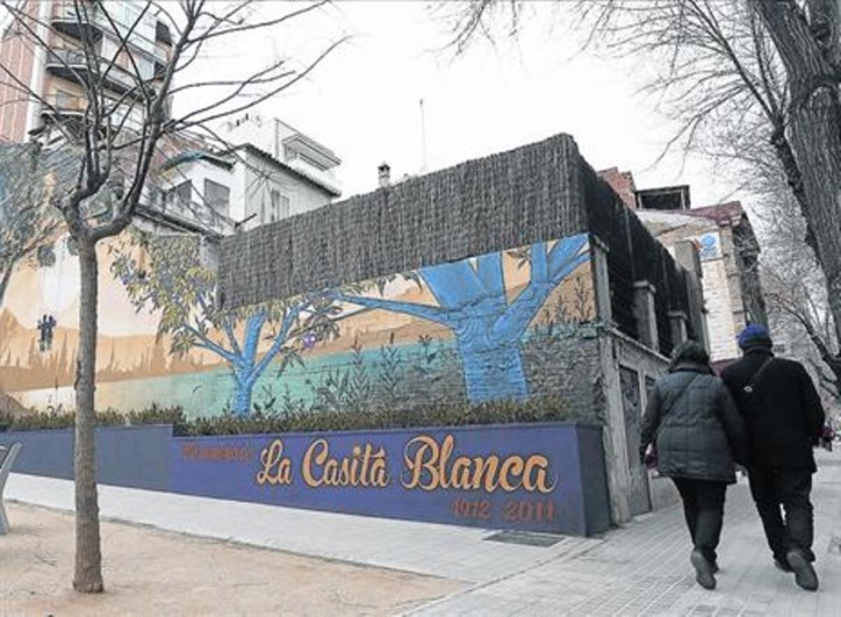 La placeta del que un dia va ser la Casita Blanca, amb el mural en memòria d’aquell local gairebé centenari.