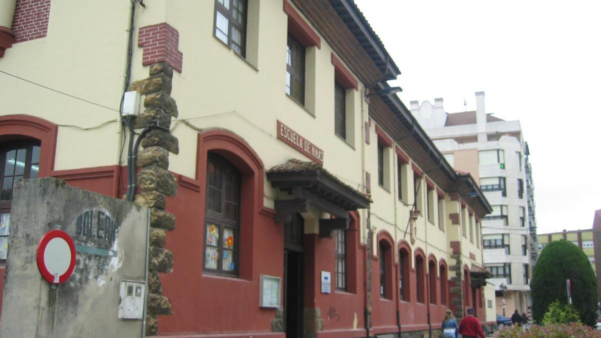 Exterior del colegio poleso Peña Careses, en una imagen de archivo.