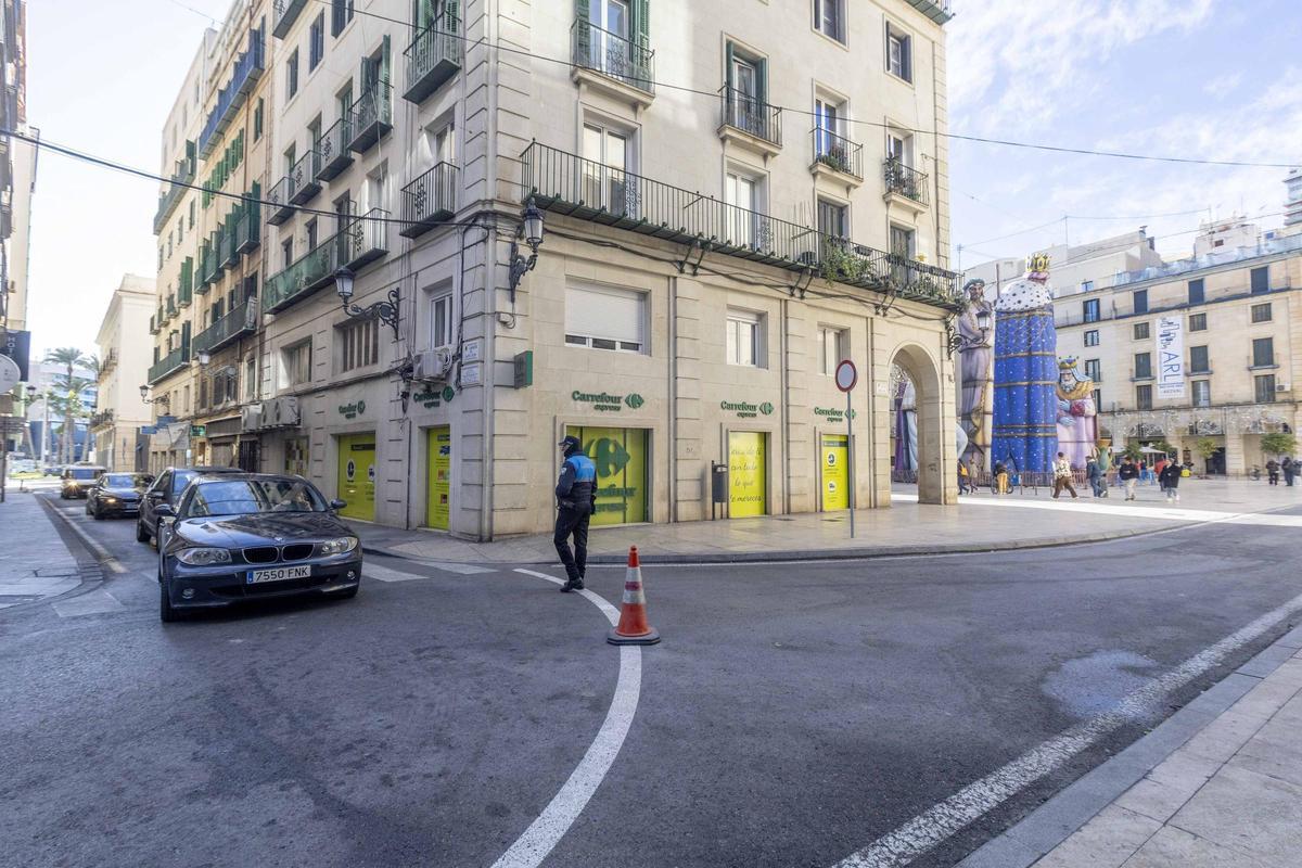 Nueva señalización que advierte del cierre al tráfico a la plaza del Ayuntamiento